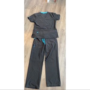 Women’s Carhartt scrubs